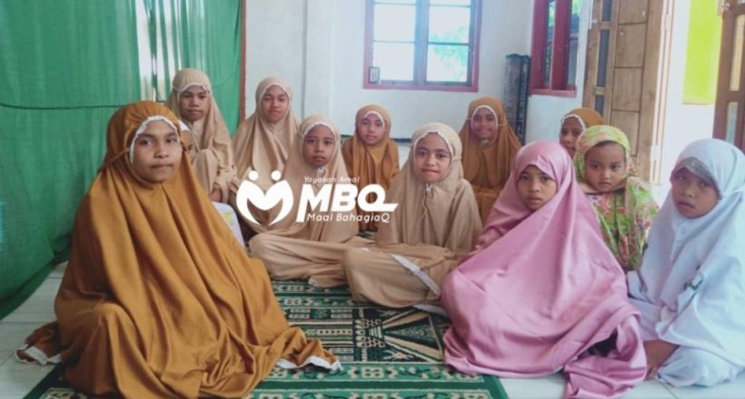 Wujud Cinta Yayasan Amal Maal Bahagiaq Salurkan Jilbab untuk Santri di NTT